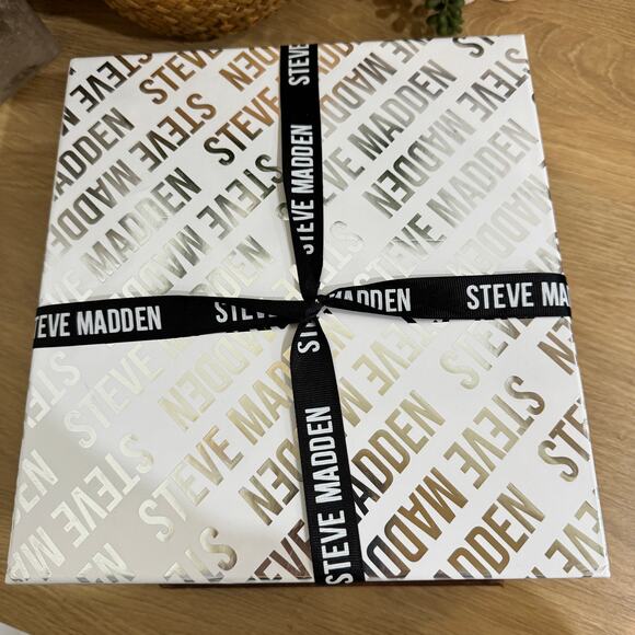 STEVE MADDEN Beanie & Brushed Scarf Gift Set NEW Cream Tan Winter Hat and Scarf - Picture 7 of 8